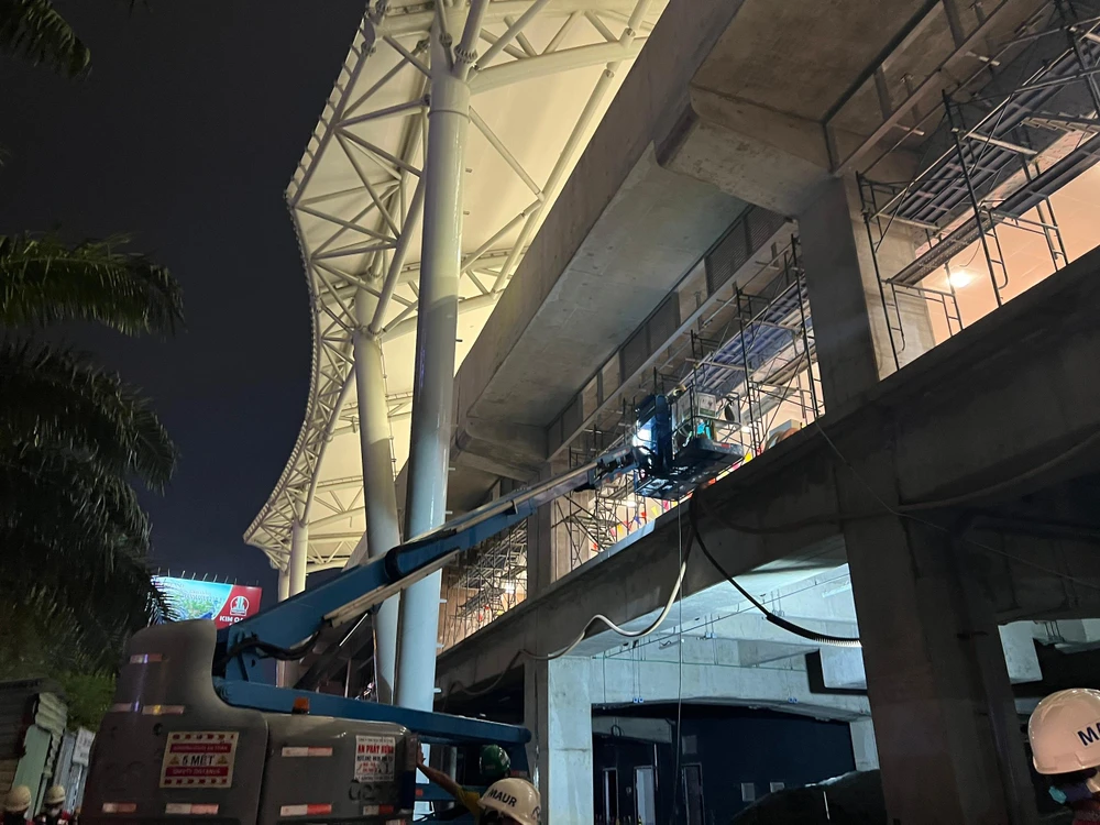 Công nhân thực hiện ốp tường bên ngoài nhà ga. Ảnh: ĐT