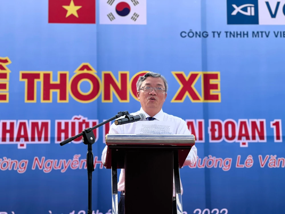 Ông Võ Phan Lê Nguyễn, Phó Chủ tịch UBND Huyện Nhà Bè, phát biểu trong lễ thông xe đường Phạm Hữu Lầu. Ảnh: ĐT.