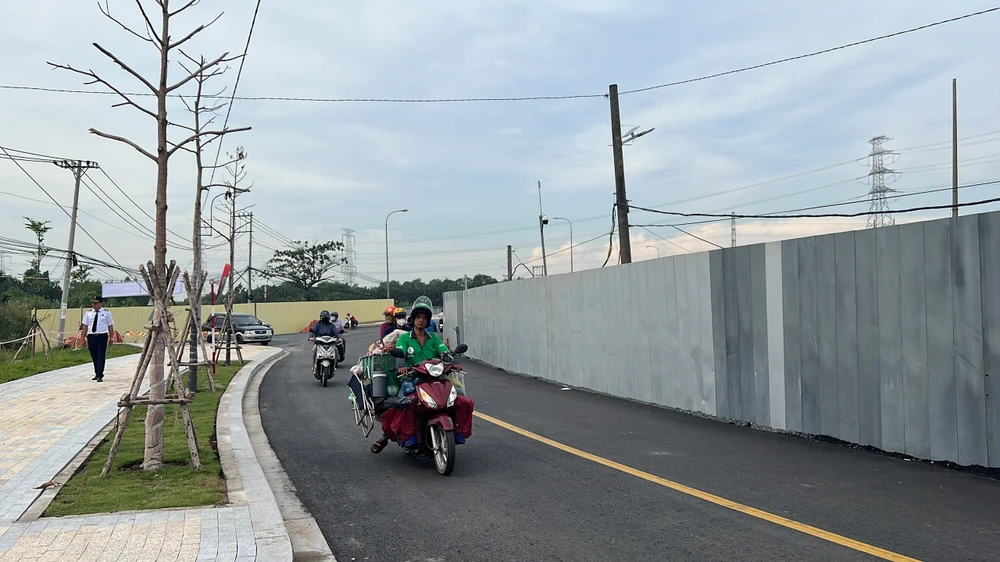 Sáng ngày 13-10, người dân được lưu thông trên đường Phạm Hữu Lầu. Ảnh: ĐT.