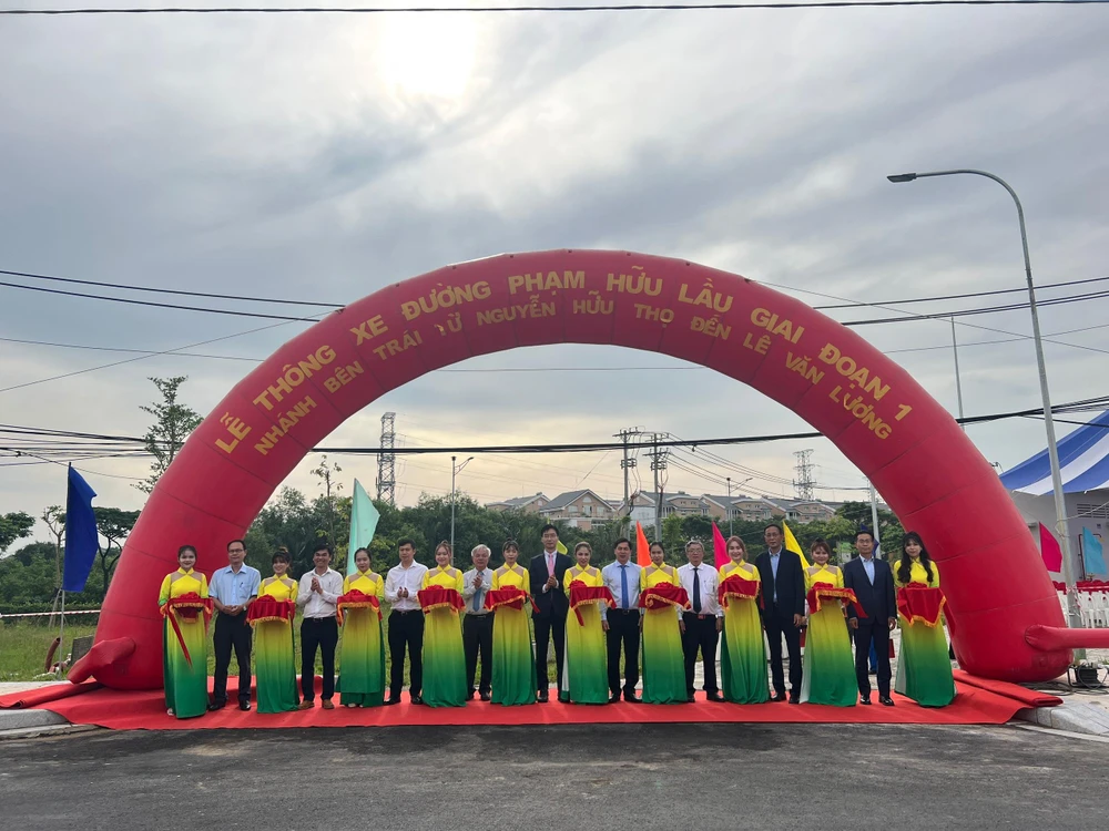 Giai đoạn 1 của dự án xây dựng đường Phạm Hữu Lầu chính thức được thông xe trong sáng ngày 13-10. Ảnh: ĐT.