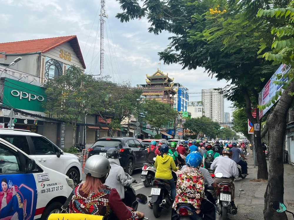 Dù cao điểm hay thấp điểm, tuyến đường vẫn thường xuyên bị ùn ứ. Ảnh: ĐT.