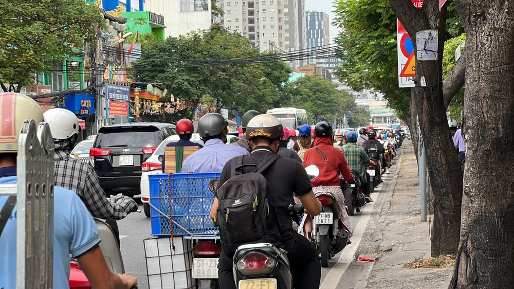 Các phương tiện "không lối thoát" trên đường Nguyễn Tất Thành, quận 4. Ảnh: ĐT.