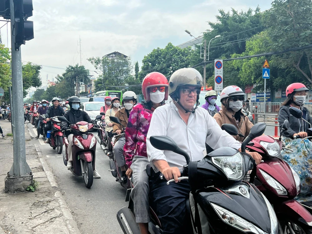 Để thoát ra khỏi đoạn đường hơn 1km, người dân phát mất hơn 20 phút. Ảnh: ĐT.