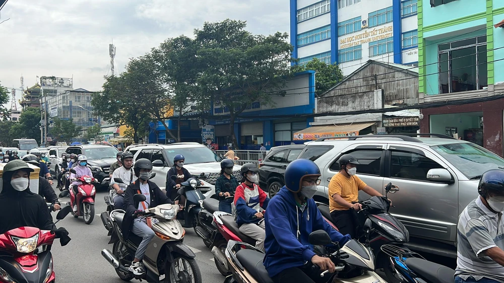 Sáng sớm, đường Nguyễn Tất Thành đã ùn ứ nghiêm trọng. Ảnh: ĐT.