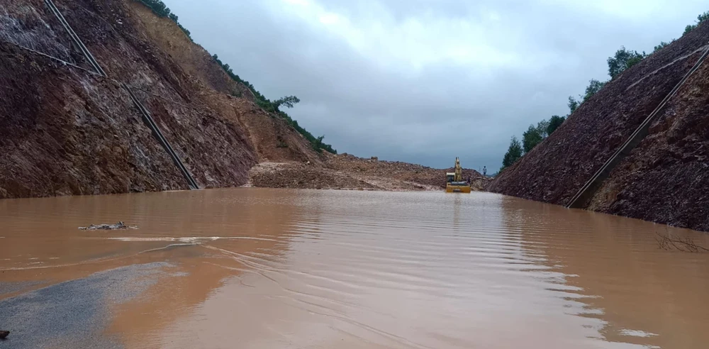 Dự kiến cuối tháng 10, đầu tháng 11-2022 chính thức thông xe dự án cao tốc Cam Lộ - La Sơn. Dự kiến cuối tháng 10, đầu tháng 11-2022 chính thức thông xe dự án cao tốc Cam Lộ - La Sơn.