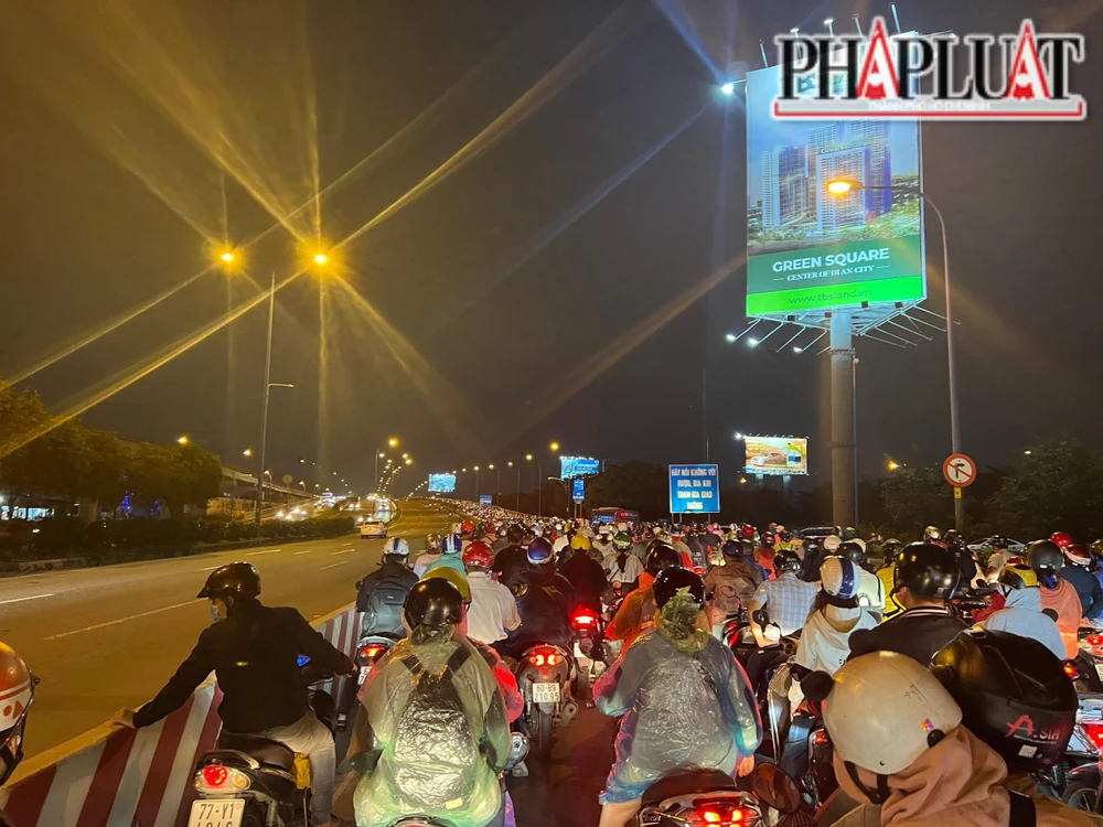 Tình trạng ùn ứ kéo dài trên cầu Rạch Chiếc, đường Xa lộ Hà Nội. Ảnh: ĐT.