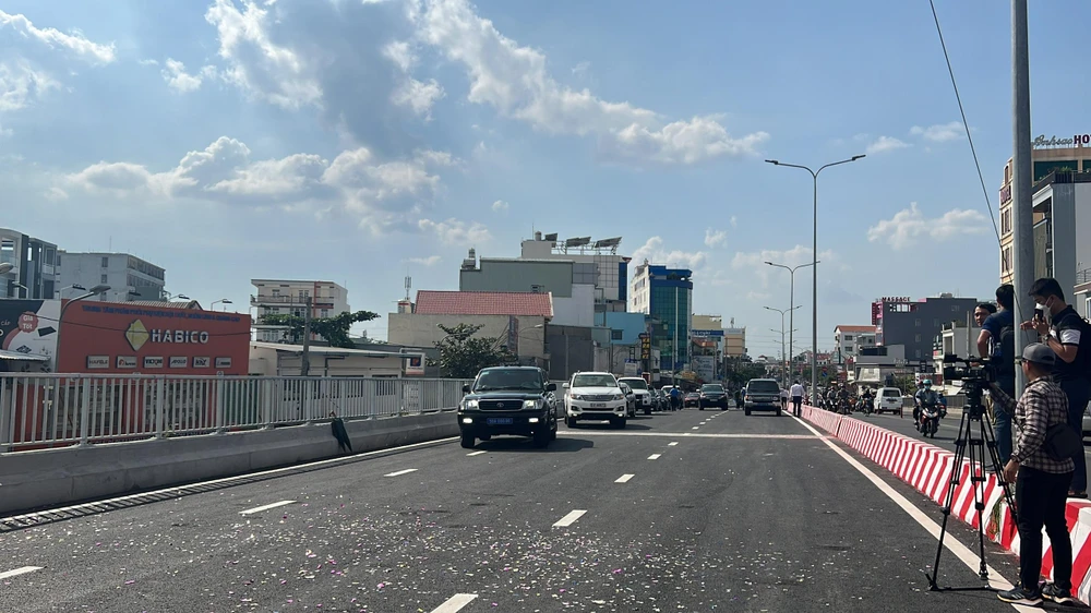 Những chiếc xe đầu tiên chạy ở nhánh cầu Bưng thứ 2. Ảnh: ĐT.