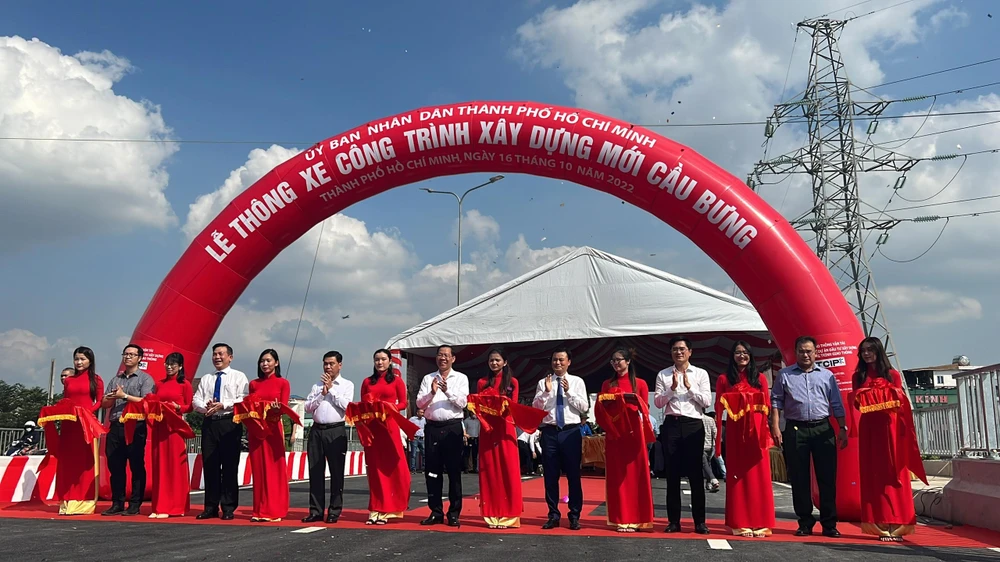 Chiều ngày 16-10, chính thức thông xe nhánh cầu Bưng thứ 2. Ảnh: ĐT.