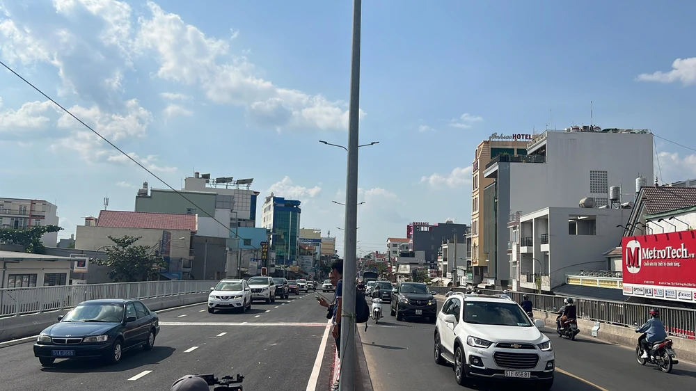 2 nhánh cầu Bưng được hoạt động hết công suất. Ảnh: ĐT.