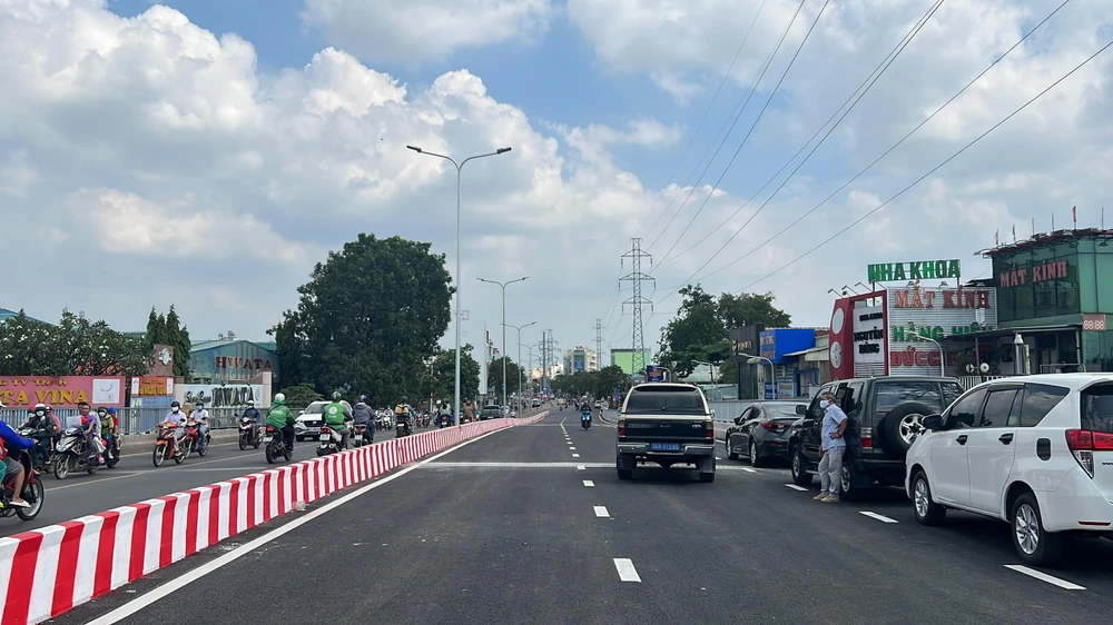 2 nhánh cầu Bưng đã hoạt động hết công suất. Ảnh: ĐT.