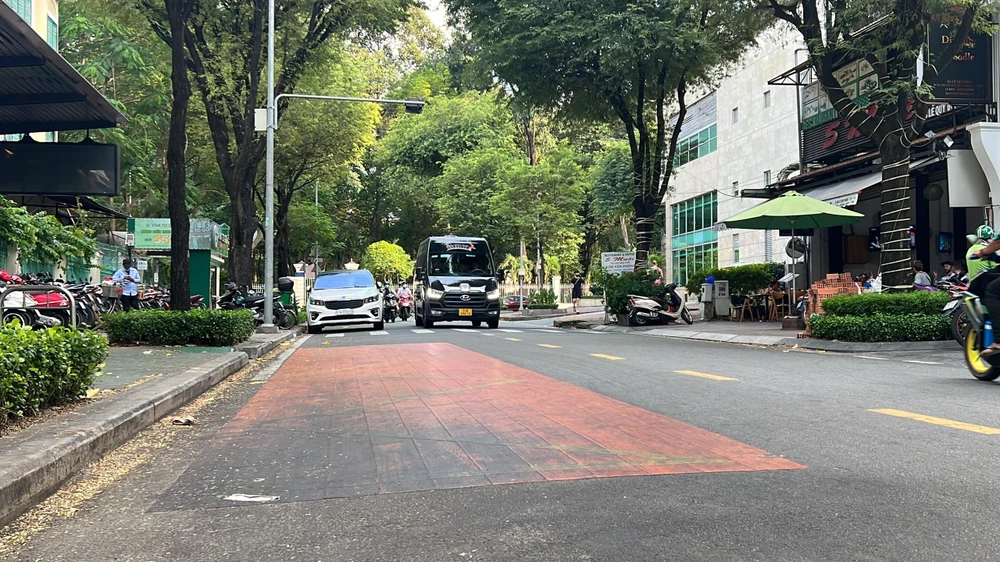 Trung tâm sẽ sơn vạch phản quang có màu ở các khu vực trường học, đông dân cư. Ảnh: ĐT.