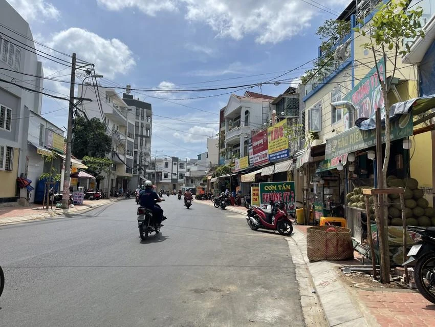 Sở GTVT TP.HCM đề nghị UBND quận Bình Thạnh chỉ đạo đơn vị liên quan triển khai công tác lắp đặt hệ thống báo hiệu giao thông đường bộ trên đường Bùi Đình Túy. Ảnh: ĐT.