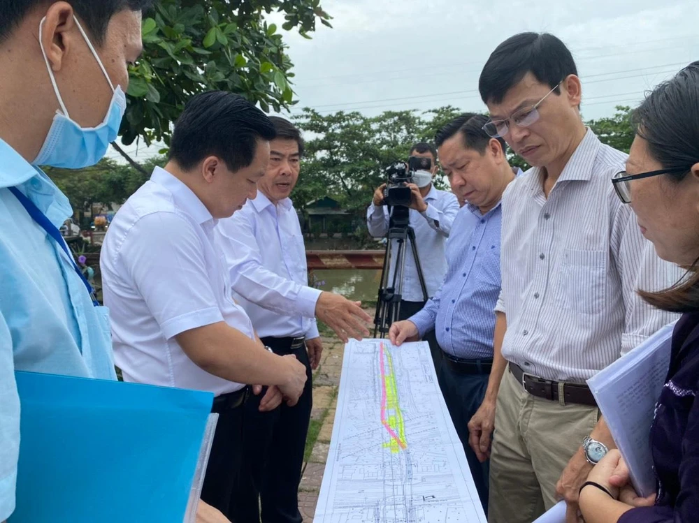 UBND TP Thủ Đức và Ban Giao thông đi khảo sát các dự án đang tạm ngưng thi công ở TP Thủ Đức. Ảnh: CTV.