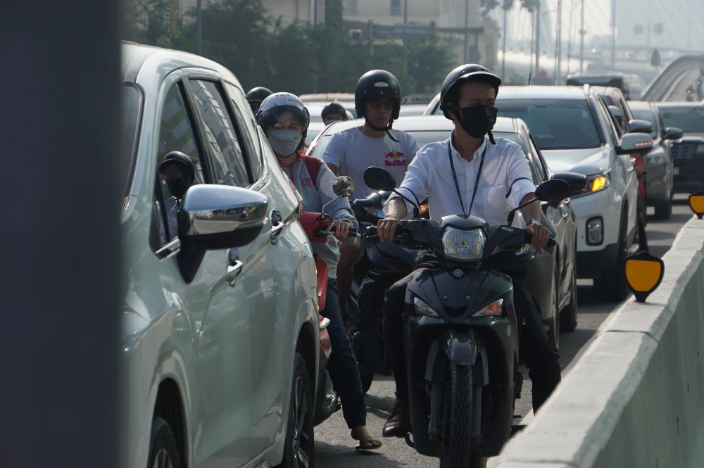 Người dân TP.HCM chật vật di chuyển trong ngày đầu tuần.