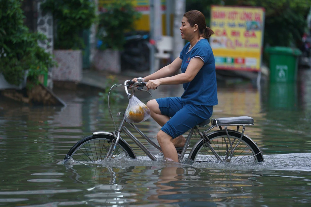 Có nhiều đoạn ngập sâu, gây khó khăn cho bà con trong quá trình đi lại. Ảnh: NH.