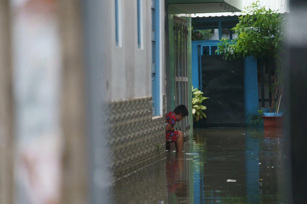 Người dân cũng phải thức đêm để canh không cho nước chảy vào nhà. Ảnh:NH.