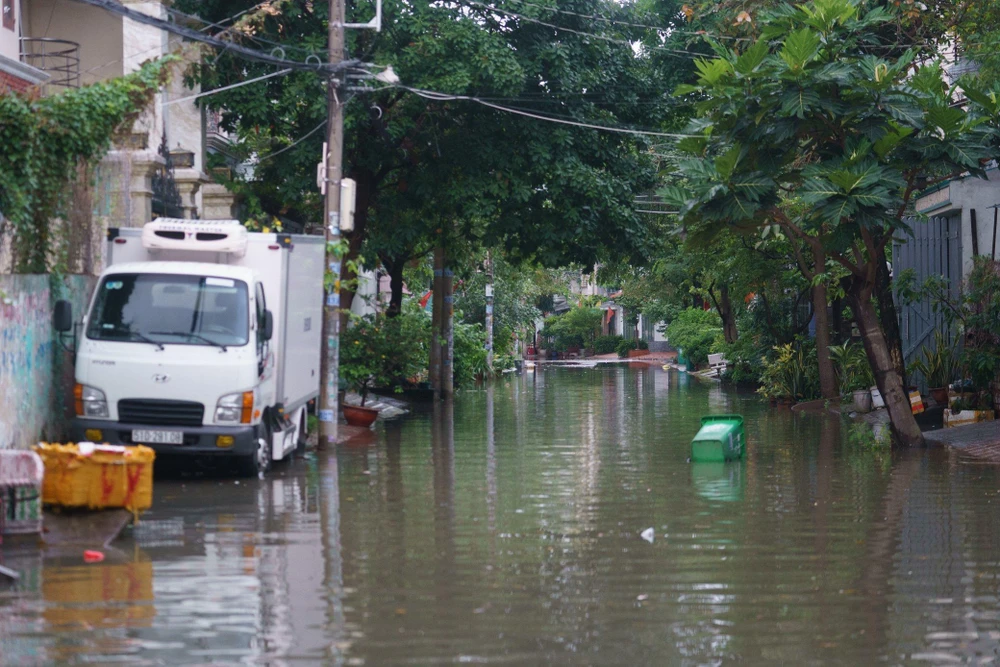 Cả đoạn đường mênh mông trong "biển" nước. Ảnh: NH.