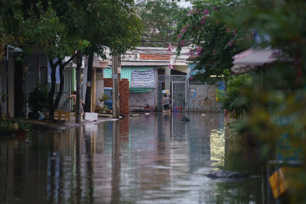 Đến gần trưa, triều cường mới có dấu hiệu giảm. Ảnh: NH.