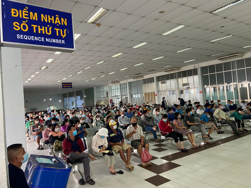 Trong khi sáng 25-10, người dân xếp hàng mua vé nhộn nhịp. Ảnh: ĐT.