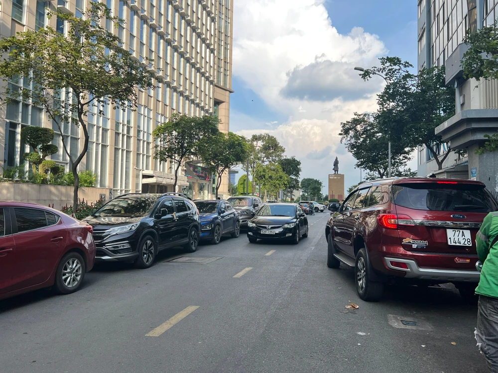 Dự kiến UBND TP.HCM sẽ trình HĐND TP.HCM thông qua Đề án thu phí sử dụng tạm thời lòng đường, hè phố vào tháng 7-2023. Ảnh: ĐÀO TRANG