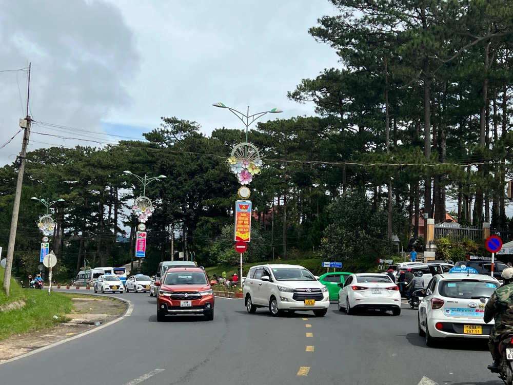 Càng về trưa lượng khách về TP Đà Lạt càng đông. Ảnh: ĐT.