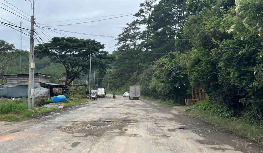 Nhiều ổ gà trên đường gây mất an toàn giao thông. Ảnh: ĐT