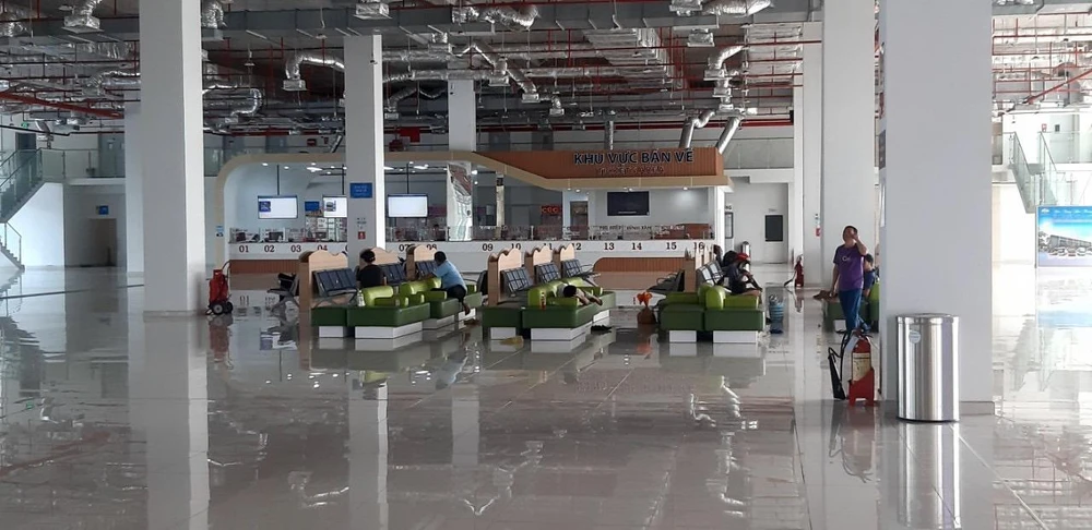 BXMĐ mới vắng khách sau gần 20 ngày hoạt động hết công suất với hơn 100 tuyến xe. Ảnh: ĐT.