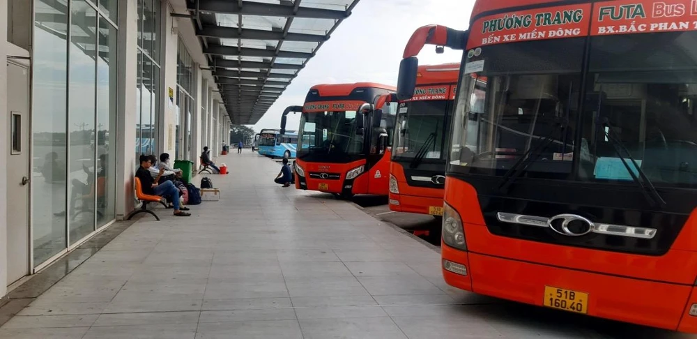 Lượng khách đi lại vắng vẻ, thưa thớt. Ảnh: ĐT.