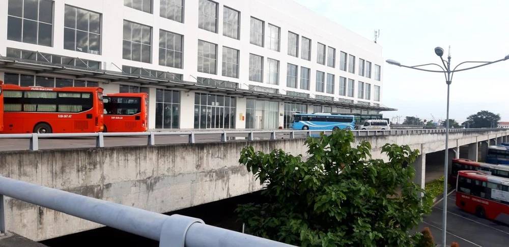 Khu vực các hãng vận tải lên đón khách. Ảnh: ĐT.