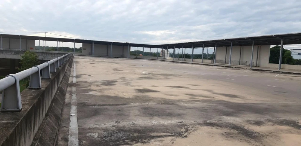 Làn đường lên xuống cho xe khách cũng vắng. Ảnh: ĐT.