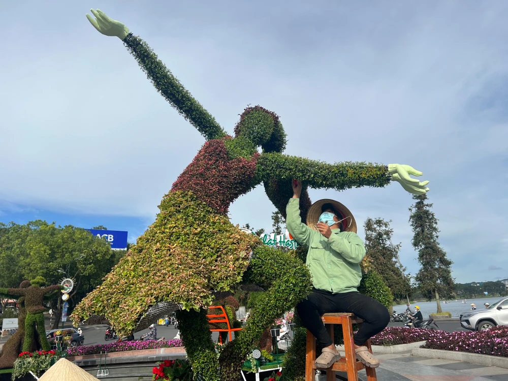 Các tiểu cảnh đang được công nhân hoàn thiện. Ảnh: ĐT.