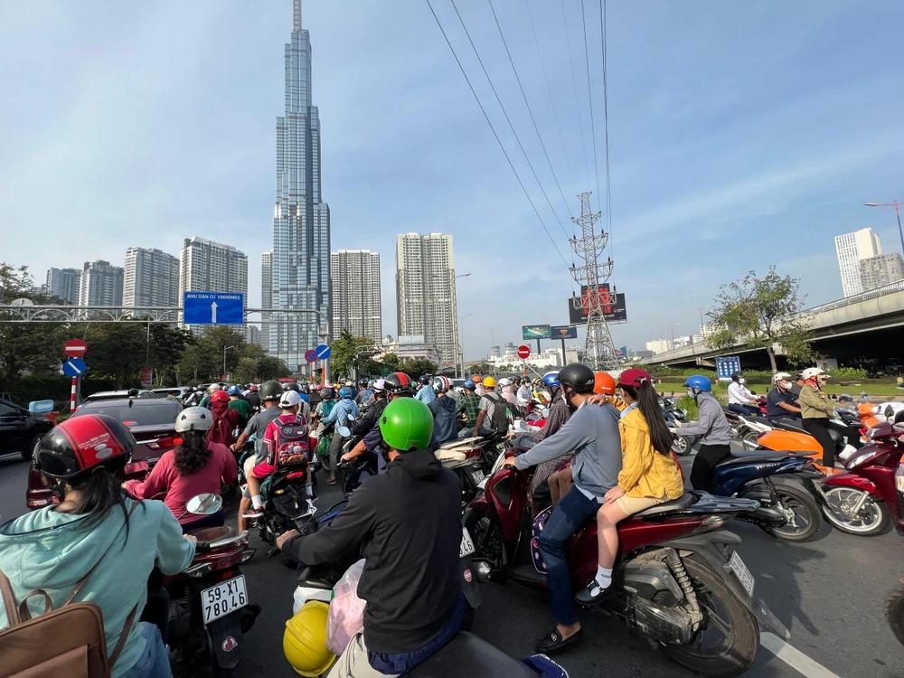 Người dân cần chú ý khi đi lại khu vực cầu Nguyễn Hữu Cảnh. Ảnh: ĐT.