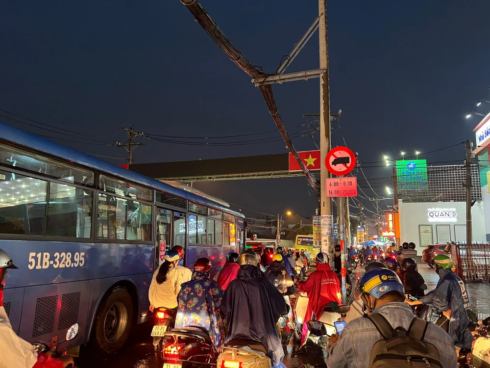 Đến gần 19 giờ khu vực Đình Phong Phú vẫn ùn ứ. Ảnh: ĐT.