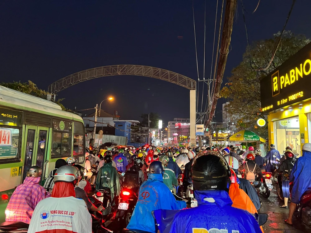 Tình trạng ùn ứ kéo dài khoảng 2km.