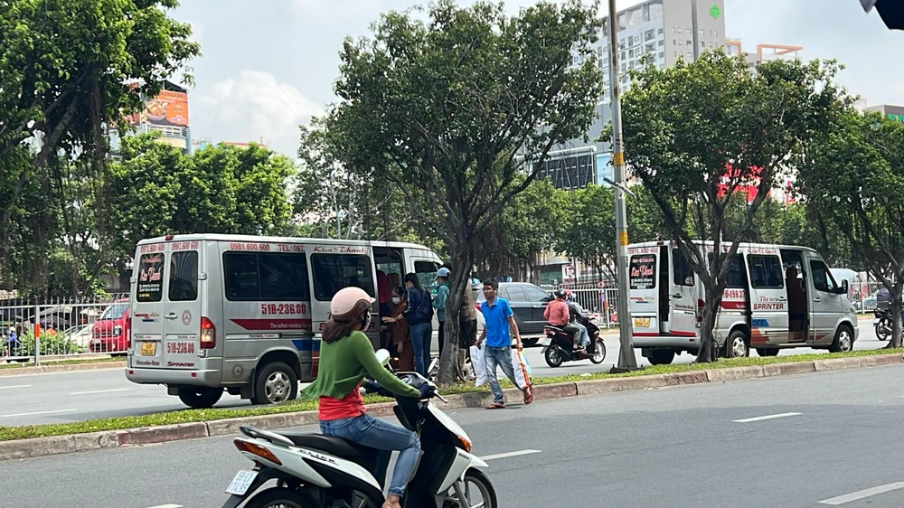 Xe trung chuyển "sang nhượng" khách giữa đường. Ảnh: ĐT.