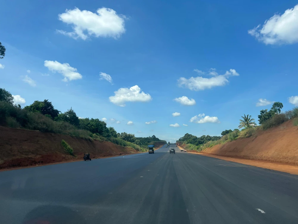 Một số đoạn trên cao tốc Phan Thiết - Dầu Giây đã được thảm nhựa. Một số đoạn trên cao tốc Phan Thiết - Dầu Giây đã được thảm nhựa.