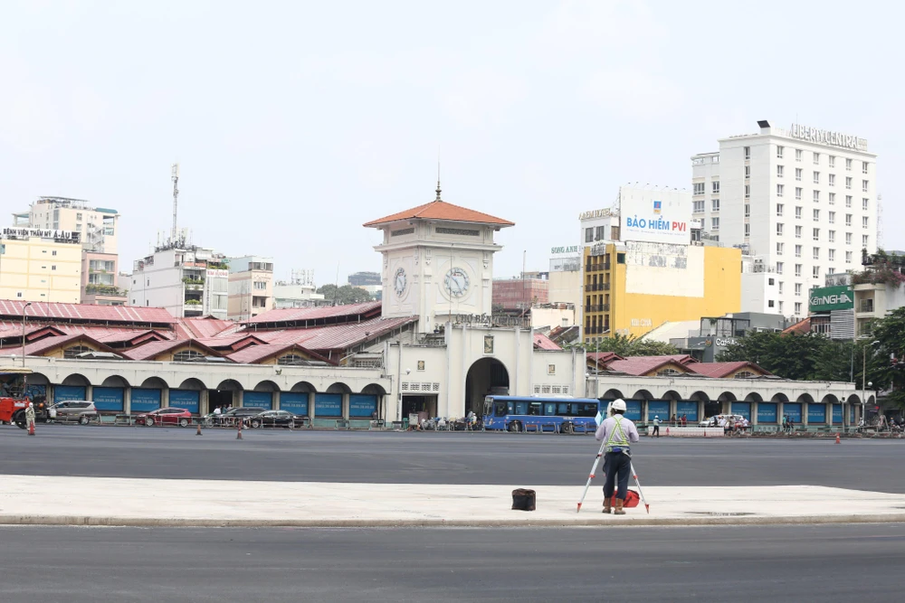 Không gian phía trước chợ Bến Thành.