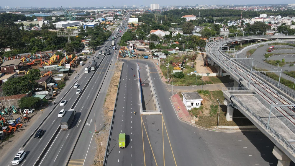 Hầm chui trước Bến xe Miền Đông mới có chiều dài 670 m, rộng 8 m cho xe 2 bánh, ô tô con lưu thông để tránh xung đột giao thông với các phương tiện vào BXMĐ mới.