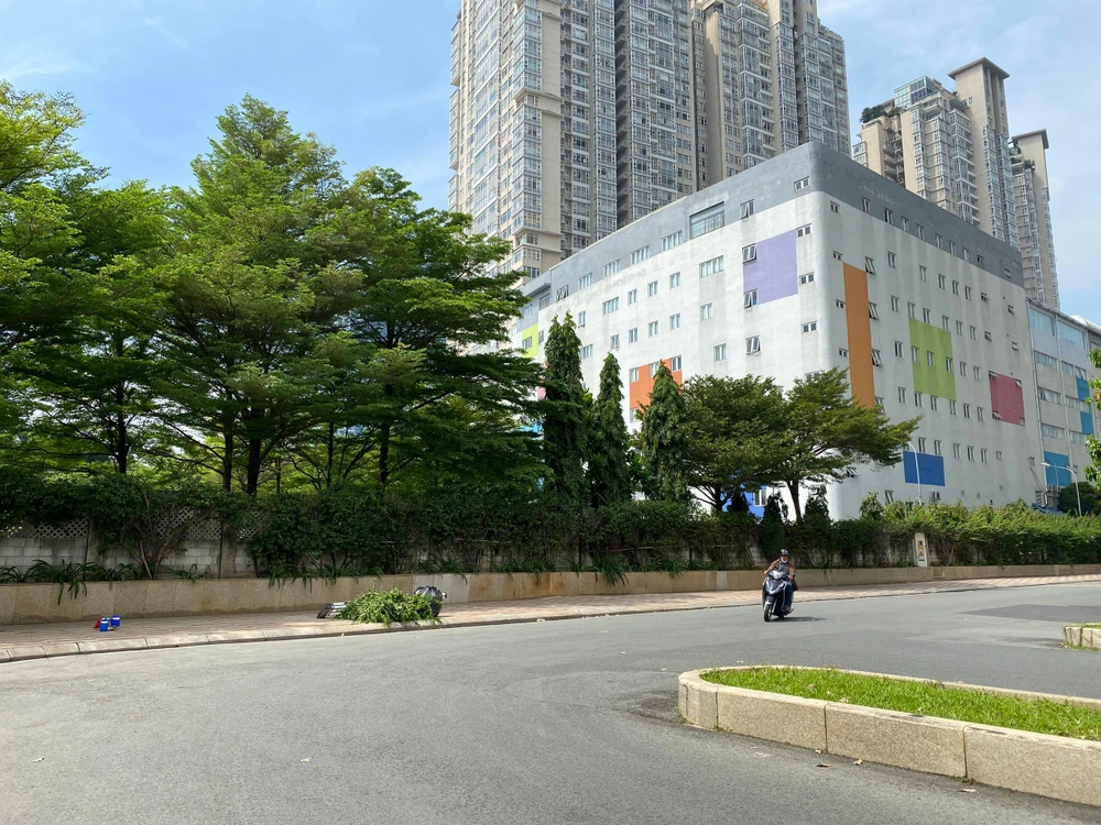 Hiện nay 2 khu dân cư đang ngăn cách nhau bởi bức tường cao hơn 2m. Ảnh: ĐT Hiện nay 2 khu dân cư đang ngăn cách nhau bởi bức tường cao hơn 2m. Ảnh: ĐT