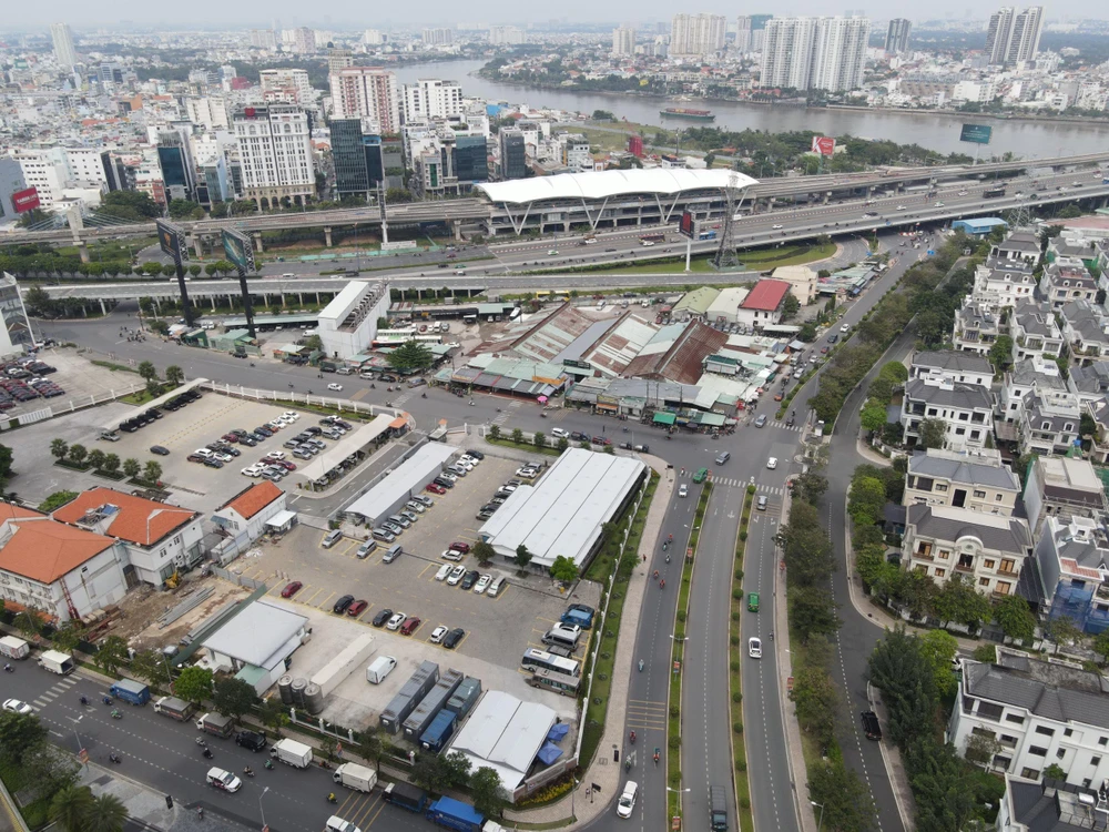 Hiện nay, đa phần người dân vẫn chọn phương án di chuyển vào khu nội bộ khu dân cư Vinhomes, sau đó mới rẽ về ra hướng Nguyễn Hữu Cảnh và gây kẹt xe.
