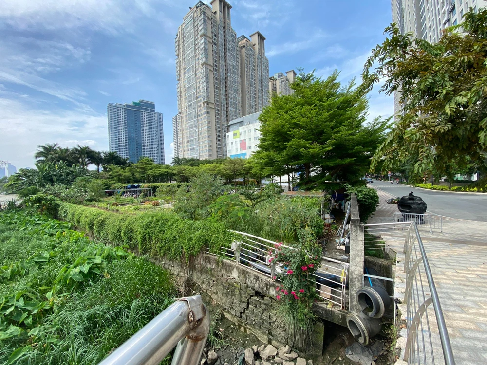 Theo đó, UBND TP.HCM giao cho Sở GTVT TP và UBND quận Bình Thạnh cùng hai chủ đầu tư lên phương án khơi thông tuyến đường ven sông Sài Gòn - sử dụng đường nội bộ ven sông Sài Gòn, tạo điều kiện cho xe cộ đi lại nhằm hạn chế ùn ứ.