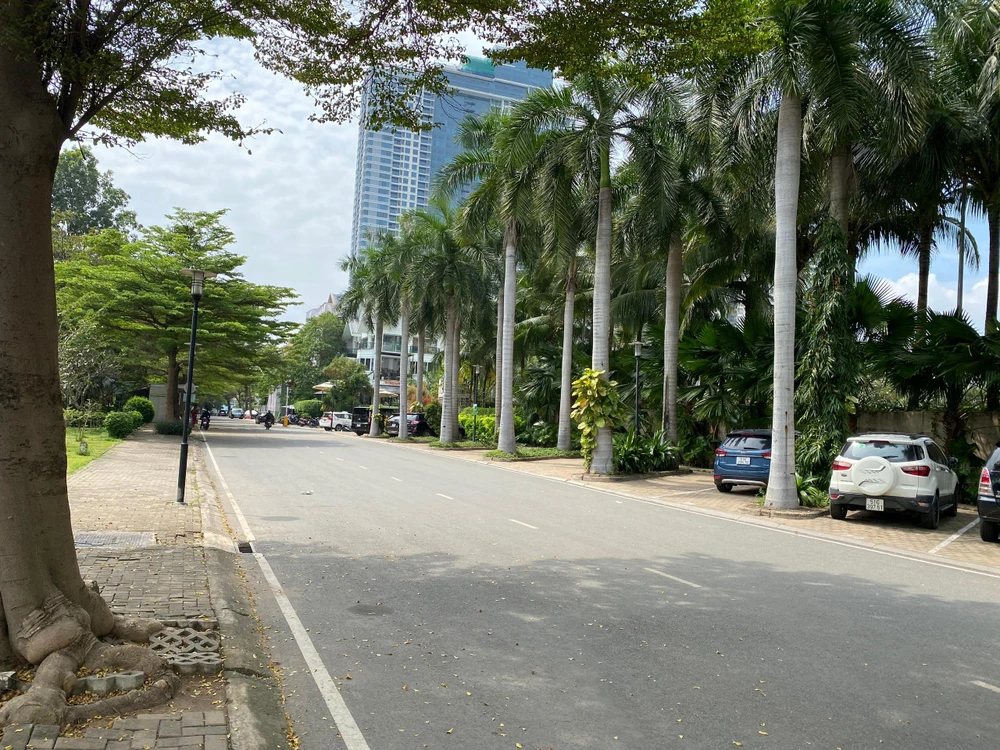 Tuyến đường kết nối phía Saigon Pearl có tên là tuyến đường D3, nhìn về tổng thể hai dự án này không được đồng bộ.