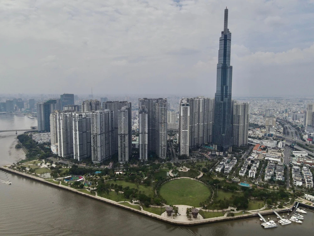 Mới đây, Sở GTVT TP.HCM cùng hai chủ đầu tư dự án Saigon Pearl và dự án Vinhomes đã họp bàn để tháo gỡ bức tường ngăn cách giữa hai dự án này. Tuy nhiên, đến nay, Sở GTVT TP.HCM cho biết vẫn chưa có phương án về tuyến đường ven sông Sài Gòn.