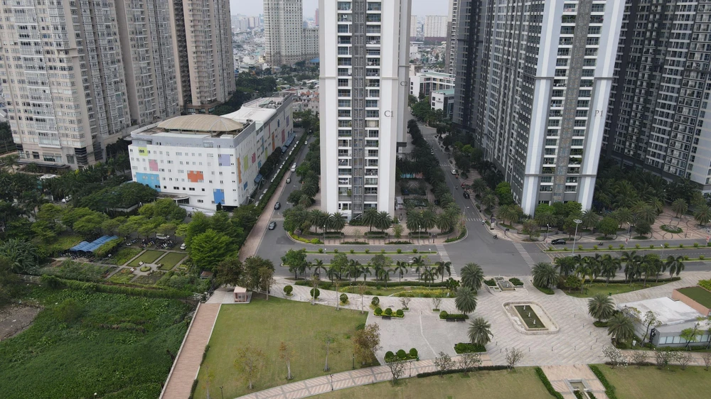 Bức tường cao hơn 2 m, được xây dựng để ngăn cách giữa 2 khu đô thị.