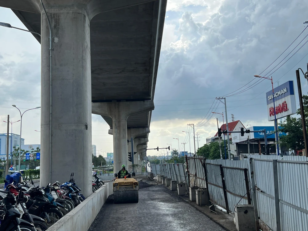 Hiện nhà ga có 120 kỹ sư và công nhân thi công bãi đậu xe ở tầng trệt, 100 kỹ sư và công nhân cho công việc liên quan đến hạng mục cơ khí và điện.