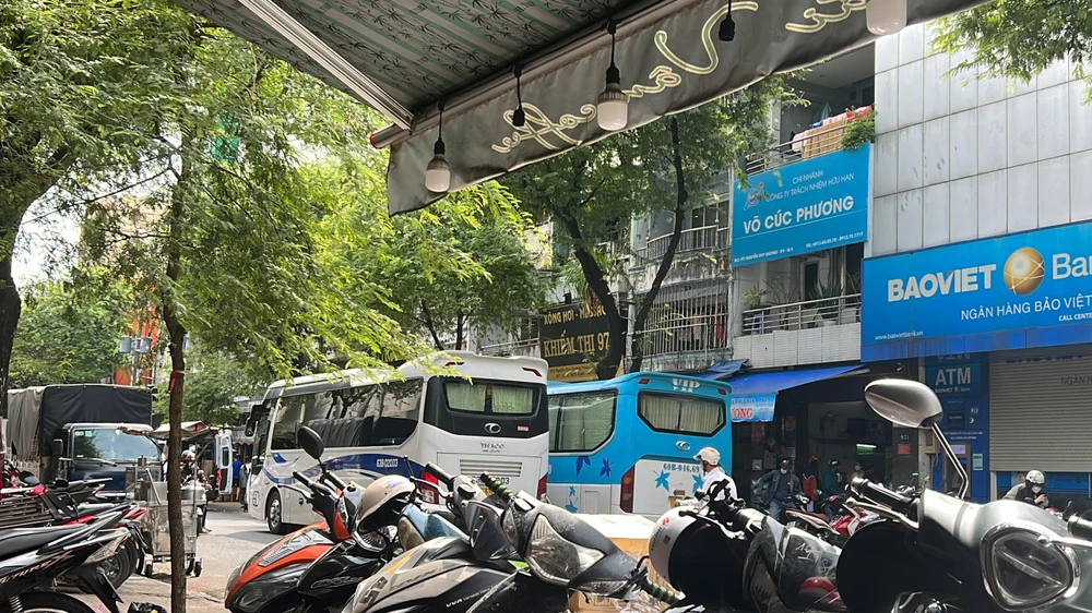 Trên đường Nguyễn Duy Dương, 2 nhà xe tấp nập vào đón khách - cách nhau chưa tới 100 m. Ảnh: ĐT.