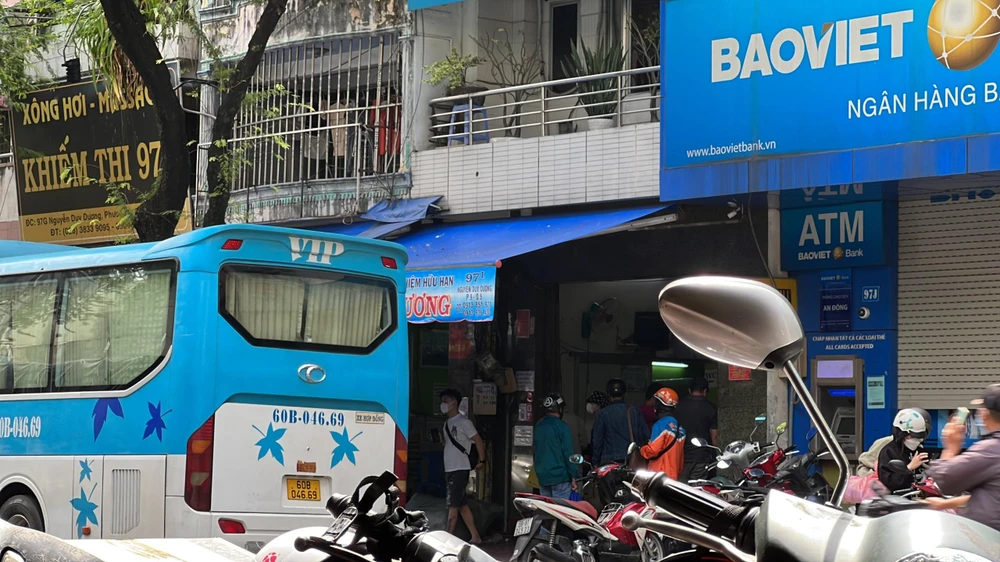 Nhà xe Võ Cúc Phương tổ chức đón, trả khách trên địa chỉ số 97I Nguyễn Duy Dương, phường 9, quận 5. Ảnh: ĐÀO TRANG.