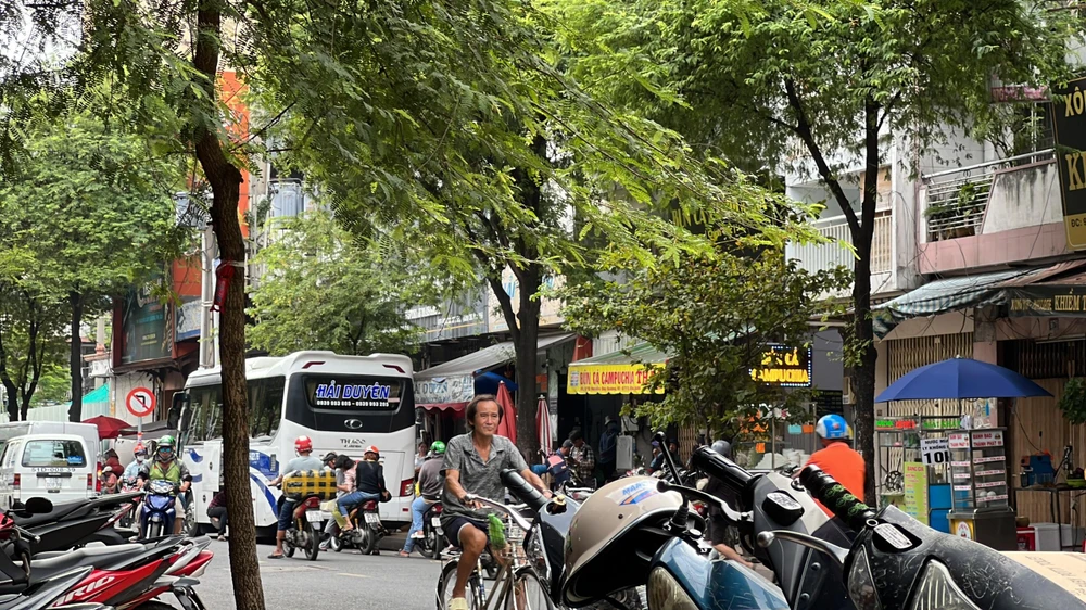 1 xe đón khách trên đường Nguyễn Duy Dương. Ảnh: ĐT.