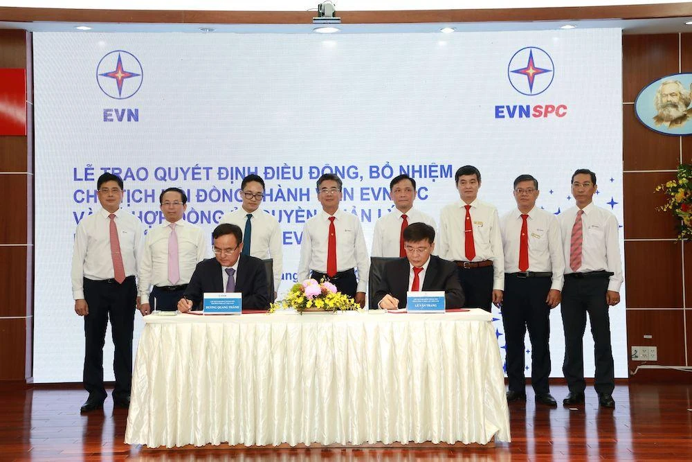 Ông Dương Quang Thành – Bí thư Đảng ủy, Chủ tịch HĐTV EVN và ông Lê Văn Trang - Chủ tịch HĐTV EVNSPC ký hợp đồng ủy quyền quản lý phần vốn của EVN tại EVNSPC.