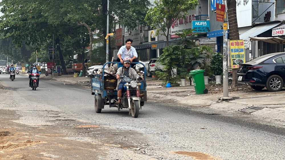 Hiện nay, đường Nguyễn Hoàng đang bị xuống cấp. Ảnh: ĐT.